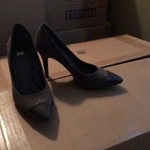 H&M Gray suede pumps